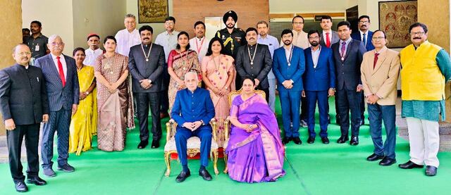 కలెక్టర్లకు అవార్డులు ప్రదానం చేసిన గవర్నర్ అబ్దుల్ నజీర్ 