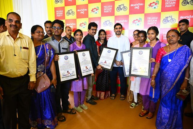 లండన్ బుక్ ఆఫ్ వరల్డ్ రికార్డ్స్‌లో ప్రభుత్వ పాఠశాల విద్యార్థులు