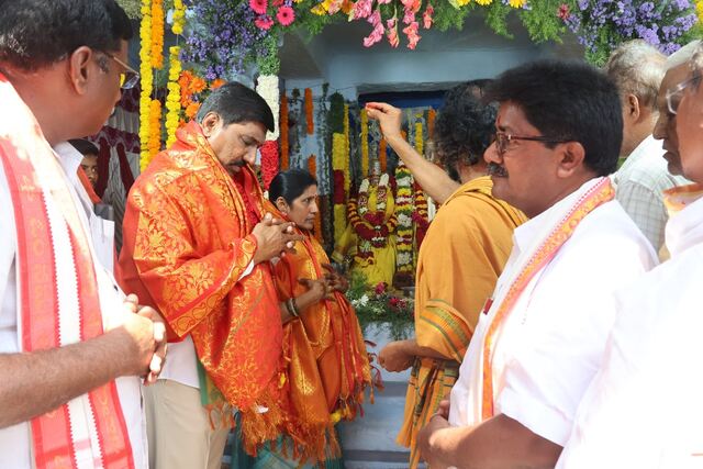 అవుకు ఆలయంలో మంత్రి దంపతులు!