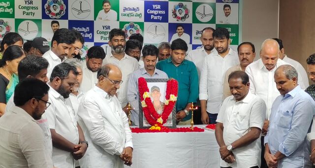 వైసీపీ కేంద్ర కార్యాల‌యంలో జ‌వాన్ మురళీనాయక్‌కి ఘ‌న నివాళి 