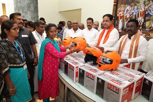 టీటీడీ ఉద్యోగులకు హెల్మెట్ల పంపిణీ