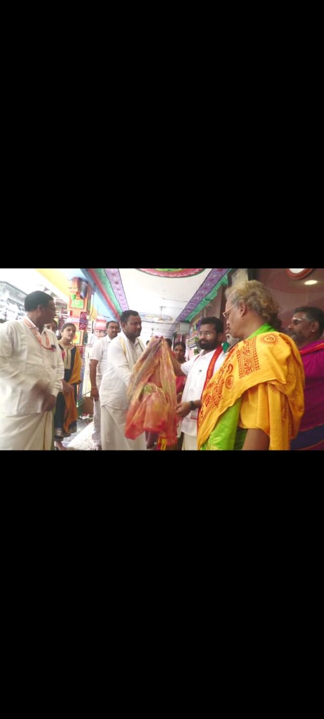 కనకదుర్గమ్మ అమ్మవారికి అగ్గిపెట్టెలో ఇమిడే పట్టు చీర