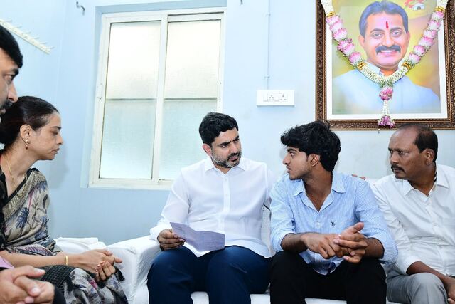 వీరయ్య చౌదరి కుటుంబ సభ్యులను పరామర్శించిన మంత్రి లోకేష్
