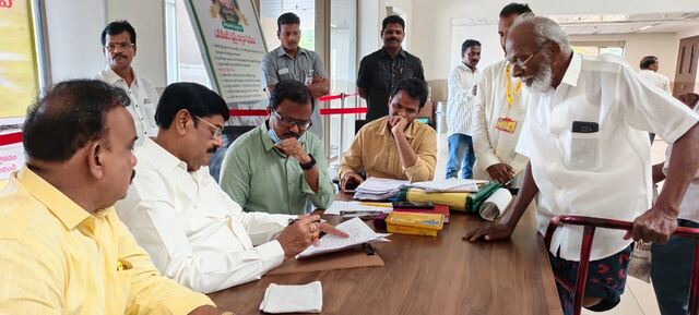 గ్రీవెన్స్‌లో ఫిర్యాదులు స్వీకరించిన మంత్రి ఆనం
