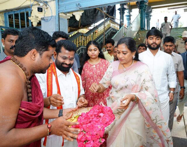 కనకదుర్గమ్మను దర్శించుకున్న హోంమంత్రి అనిత