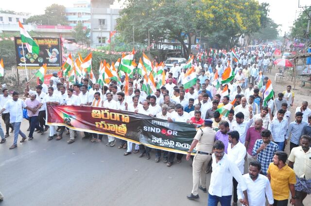 దెబ్బకు పాకిస్థాన్ దిగొచ్చింది.. హీరోలా మోదీ!