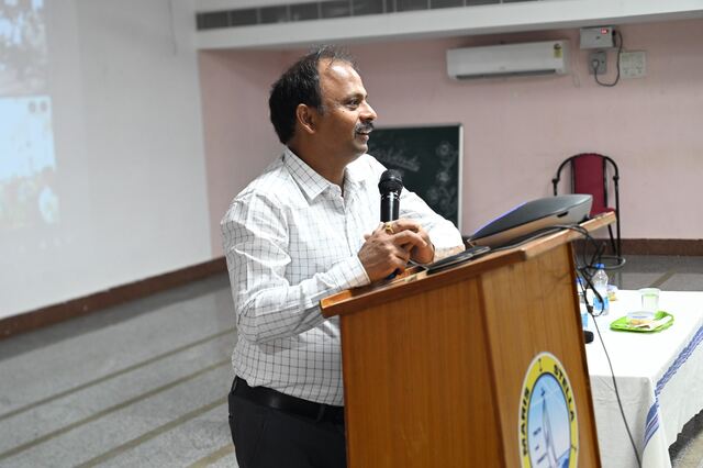నైపుణ్యంతో కూడిన విద్యను అందించాలి