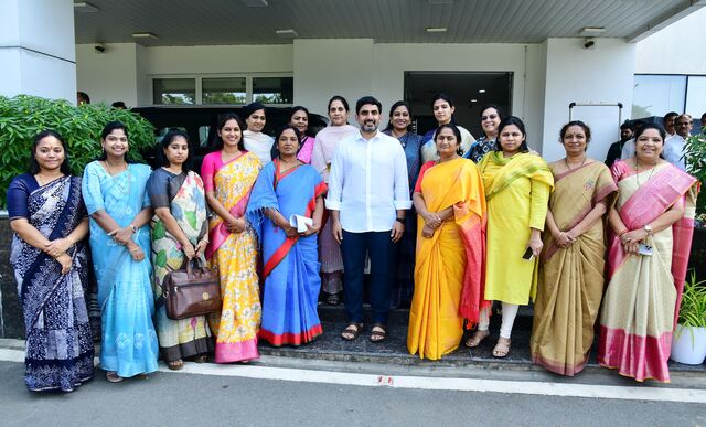 మహిళా నేతలకు లోకేష్ శుభాకాంక్షలు