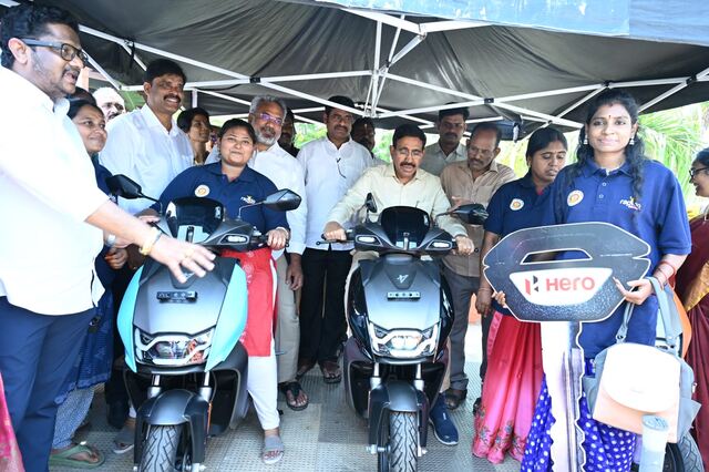 స్కూటీ నడిపిన మంత్రి నారాయణ