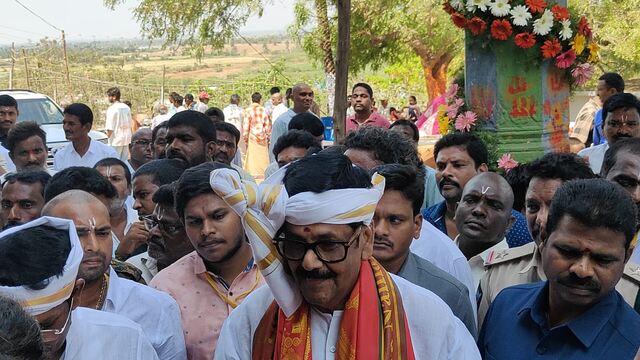 శ్రీ ప్రసన్న వెంకటేశ్వర స్వామి వారికి పట్టువస్త్రాలు సమర్పించిన మంత్రి ఆనం
