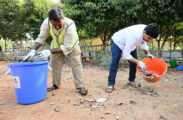 పార్క్ లో చెత్తను శుభ్రం చేసిన మంత్రి