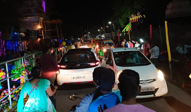 ఏం జరిగితే మాకేంటి.. వీఐపీల సేవ చాలు