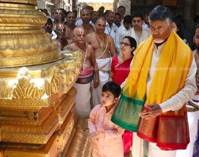 తిరుమల శ్రీవారి సన్నిధిలో సీఎం చంద్రబాబు కుటుంబం