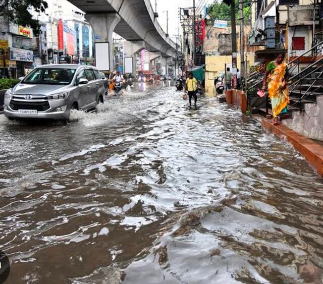 దంచి కొట్టిన జోరు వాన