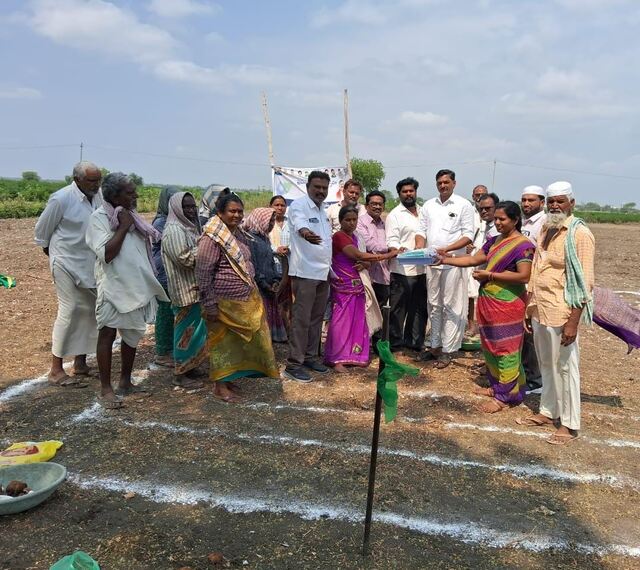 సొంత ఖర్చులతో ఉపాధి హామీ కూలీలకు ఫస్ట్ ఎయిడ్ కిట్లు 