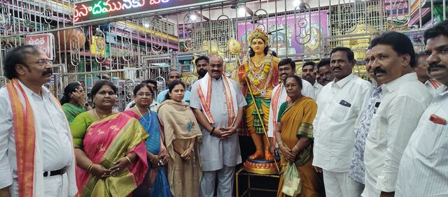 మోపిదేవి సుబ్రహ్మణ్యేశ్వరుడి సేవలో మంత్రి అచ్చెన్నాయుడు దంపతులు