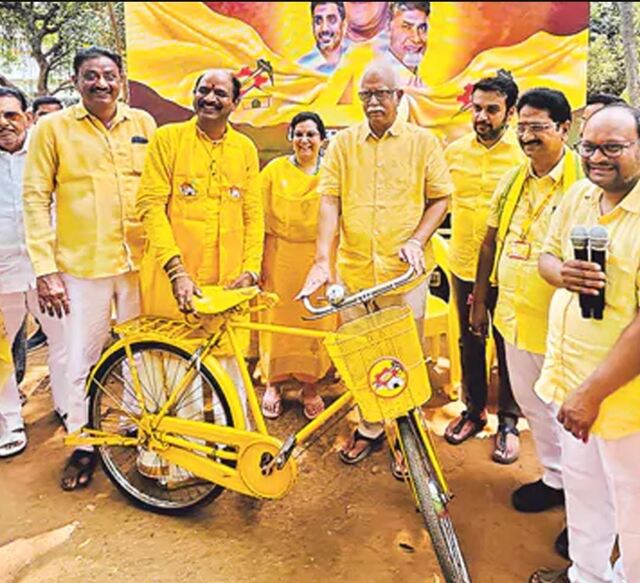 ఎంపీకి సైకిల్ గిఫ్ట్.. పార్లమెంటుకూ దానిపైనే! 
