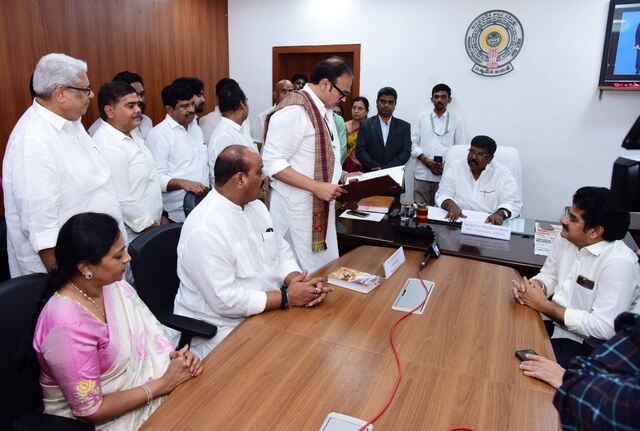 నలుగురితో ప్రమాణ స్వీకారం చేసిన నాగబాబు