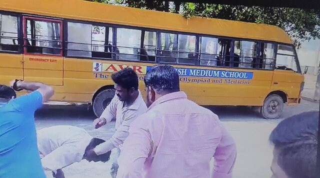 చిన్నారులపై వేధింపులు.. కంప్యూటర్ ఆపరేటర్‌కు దేహశుద్ధి!