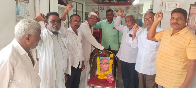  చంద్ర రాజేశ్వరరావు చిత్రపటానికి తెలనాకుల సత్యనారాయణ పూలమాలవేసి నివాళులర్పించారు
