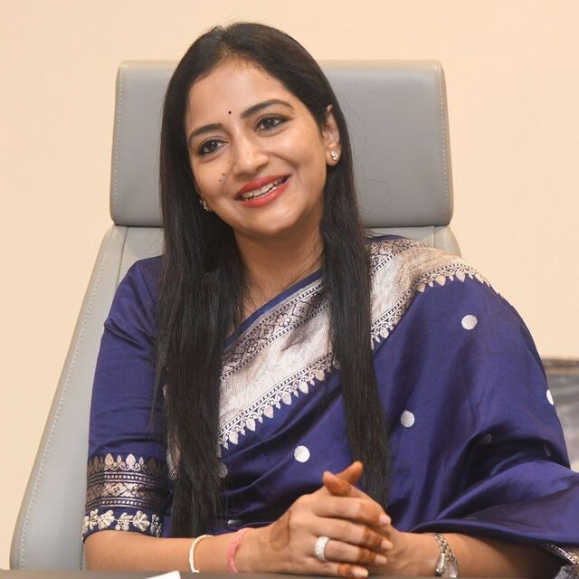 విమానంలో వైద్యం.. ప్రాణాలు కాపాడిన మల్లారెడ్డి కోడలు