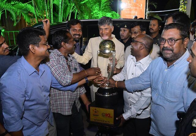 జర్నలిస్టుల క్రికెట్ కప్‌ను ఆవిష్కరించిన సీఎం చంద్రబాబు  