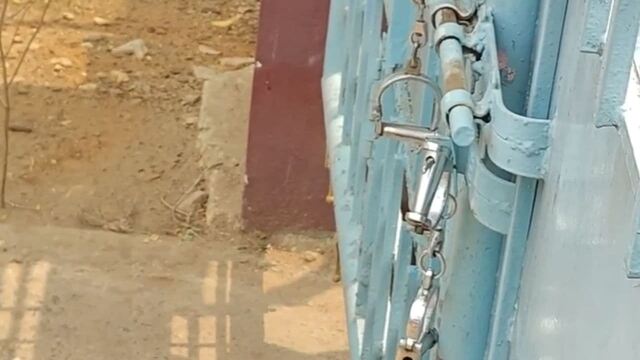 పోలీస్ స్టేషన్ గేటుకు బేడీలు.. పల్నాడులో చిత్ర విచిత్రాలు
