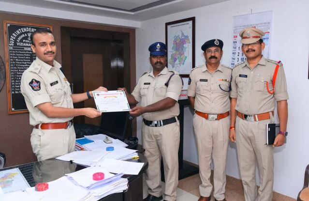 సూసైడ్ నుంచి కాపాడిన పోలీస్.. ఎస్పీ ప్రశంసలు!