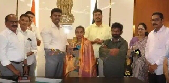 పదిలో అద్భుత ప్రదర్శన.. ఎకరం పొలం గిఫ్ట్!
