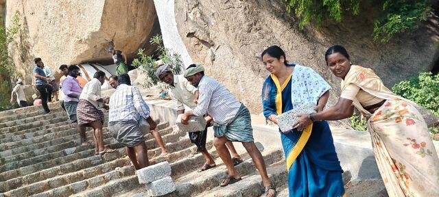 ఇటుకలు, ఇసుక మోసిన ఎమ్మెల్యే పరిటాల సునీత