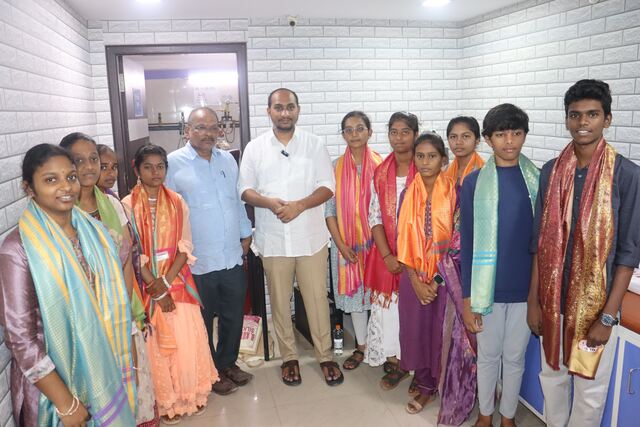 పది పరీక్షల్లో మెరిసిన గురజాల విద్యార్థులు.. అభినందించిన వైసీపీ నేత
