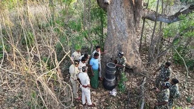 చెట్టు తొర్రలో మద్యం.. కనిపెట్టిన నిఘా నేత్రం!