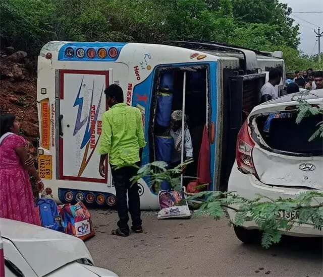 శ్రీశైలం వెళ్తున్న మినీ బస్సు బోల్తా..