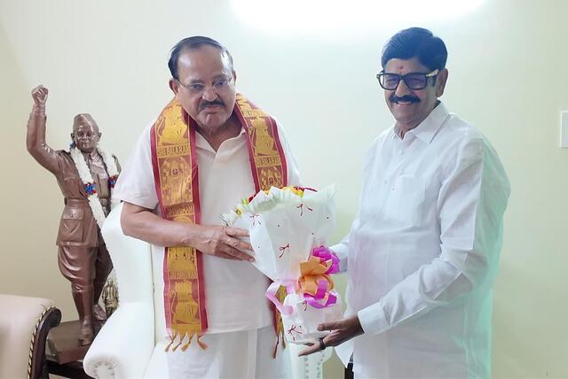 వెంకయ్య నాయుడుతో మంత్రి ఆనం భేటీ