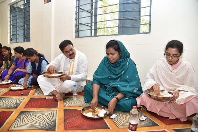 చిన్నారులతో కలసి భోజనం చేసిన మంత్రి, కలెక్టర్