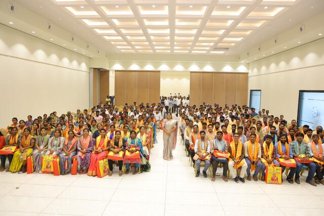 మెగా డిఎస్సీలో ఉపాధ్యాయులకు మంత్రి సన్మానం