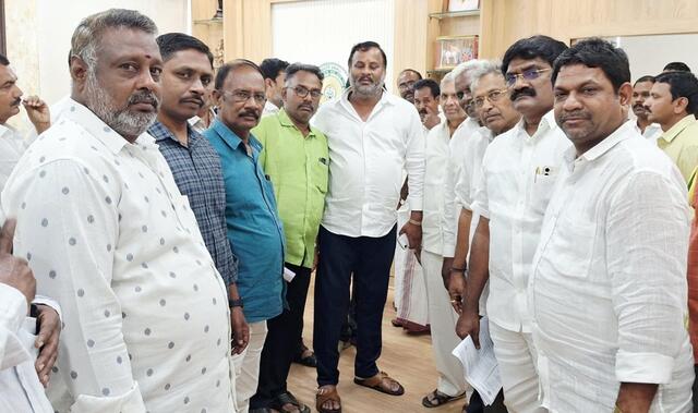 అద్దె బస్సుల సమస్యలపై అసోసియేషన్లతో చర్చించిన మంత్రి