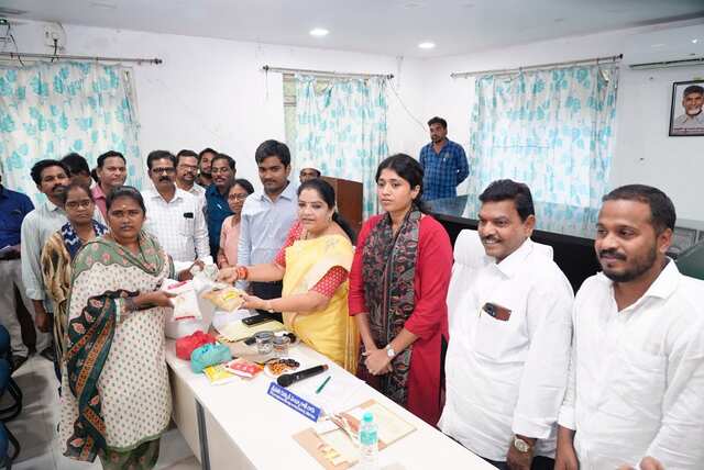 తుఫాను బాధితులకు నిత్యవసరాలు అందించిన మంత్రి