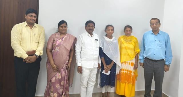 మానవత్వం చాటుకున్న మంత్రి డా. స్వామి