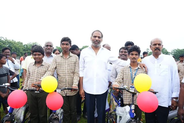 356 మందికి సైకిళ్లు పంపిణీ చేసిన మంత్రి గొట్టిపాటి