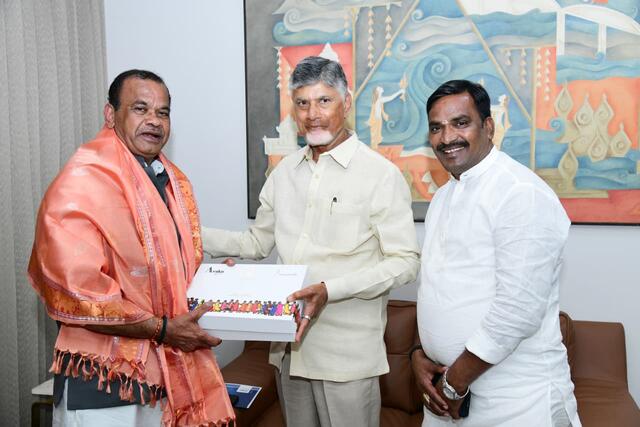 సీఎం చంద్రబాబును కలిసిన తెలంగాణ మంత్రి కోమటిరెడ్డి