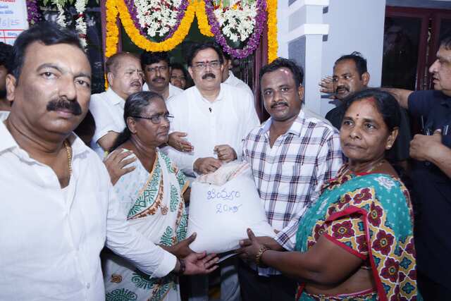 రేషన్ దుకాణాలతో ప్రజా పంపిణీ