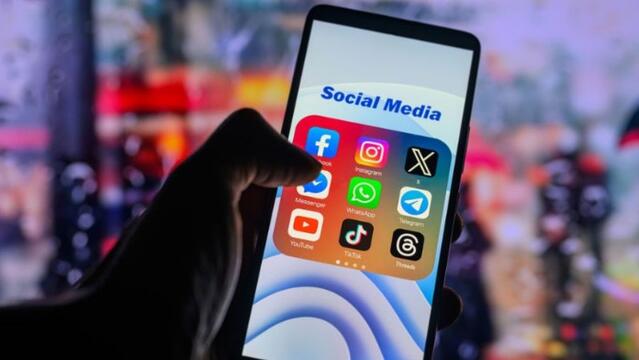 పిల్లలకు సోషల్ మీడియా బ్యాన్.. కుదిరే పనేనా?