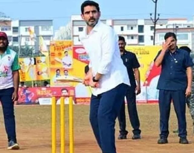 బ్యాట్ పట్టి.. క్రికెట్ ఆడి.. మంత్రి లోకేశ్ సందడి