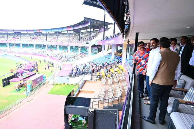 విశాఖ క్రికెట్ స్టేడియంలో మంత్రి లోకేష్ సందడి