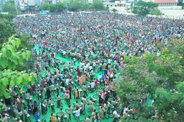 నెల్లూరు ట్రెండ్.. సొంత డబ్బుతో నారాయణ పంచేశారు!