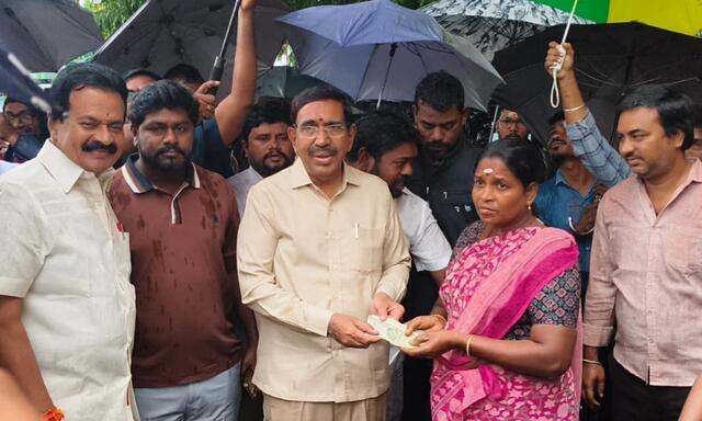 పెన్షన్లు పంపిణీ చేసిన మంత్రి నారాయణ