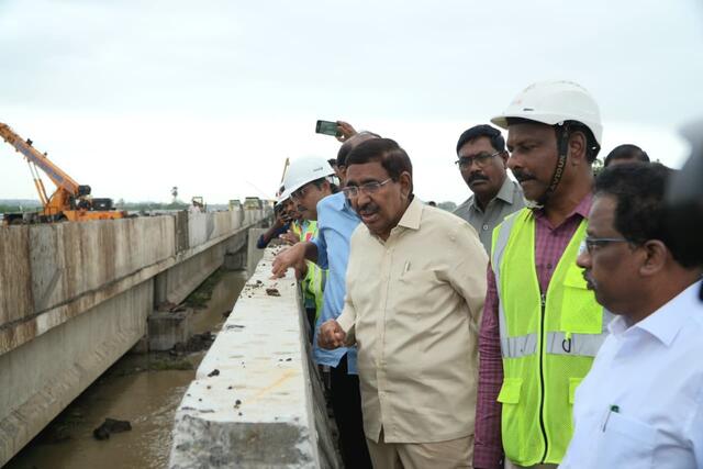 కొండవీటి వాగు ప్రవాహాన్ని పరిశీలించిన మంత్రి నారాయణ