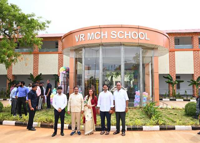 వీఆర్సీ మోడల్ పాఠశాలను ప్రారంభించిన మంత్రి లోకేష్