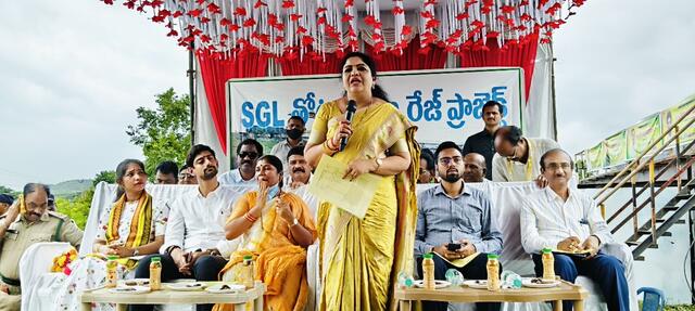 తోటపల్లి నీటిని విడుదల చేసిన మంత్రి సంధ్యారాణి